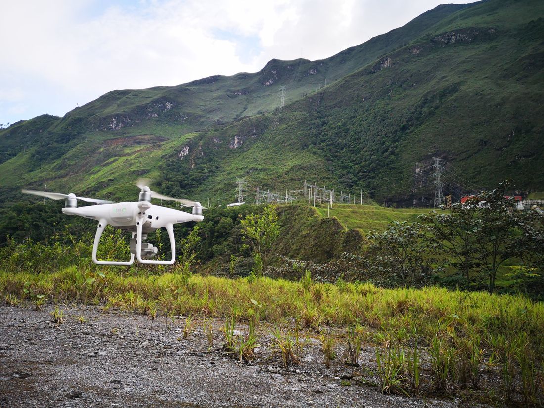 Dron de Dorcon en vuelo frente a una subestación eléctrica en la sierra
